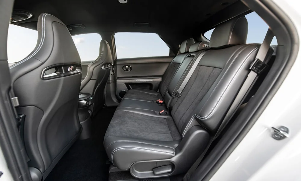 Фото Hyundai IONIQ 5 N — задние сиденья. Посадка второго ряда: подголовники и подлокотник Hyundai IONIQ 5 N — задние сиденья