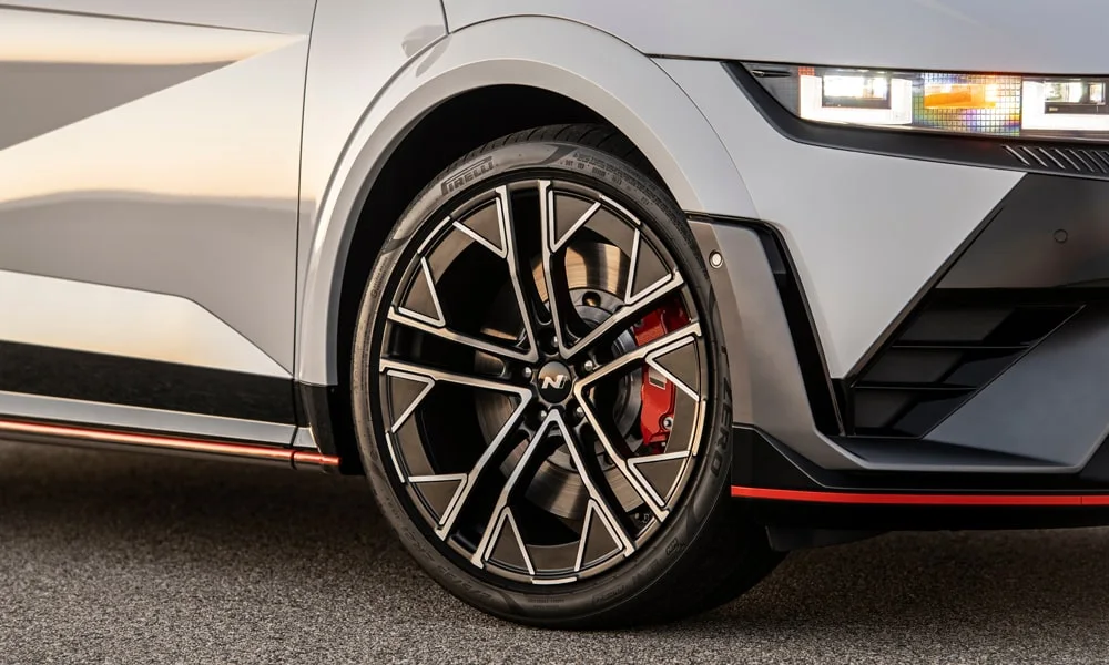 Фото Hyundai IONIQ 5 N — колесо и диск. Дизайн спиц и профиль резины крупным планом. При подборе зимнего комплекта сохраняйте наружный диаметр колеса Hyundai IONIQ 5 N — колесо и диск