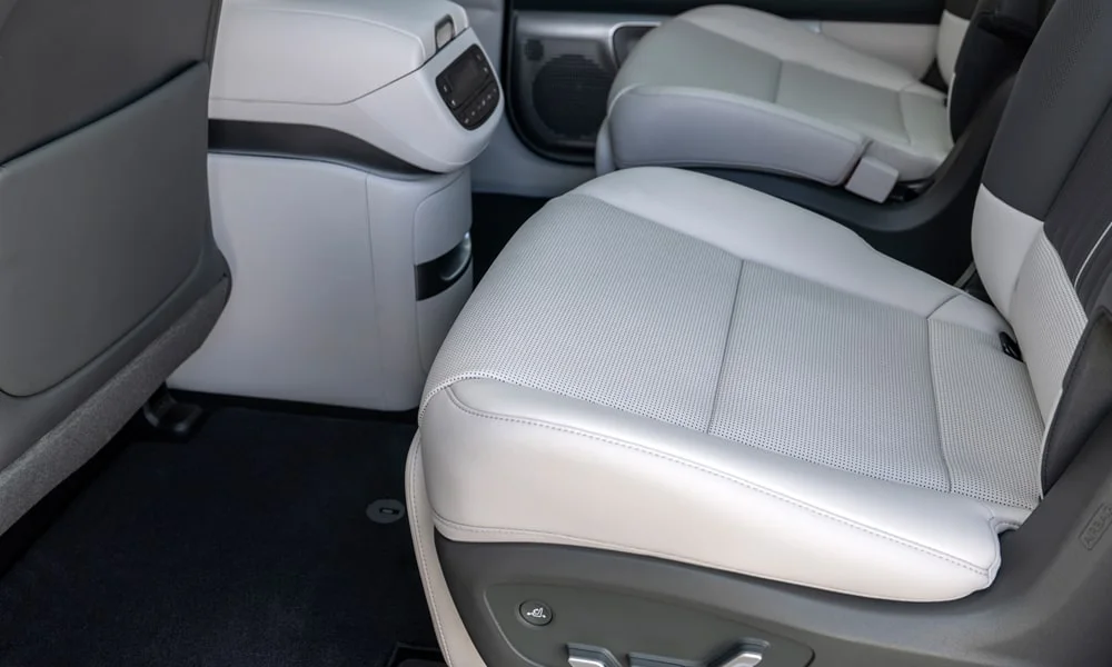 Фото Hyundai IONIQ 9 (2024) — интерьер, фото 3. Общий план салона: архитектура панели, консоль и кресла. Светлая гамма зрительно расширяет салон, тёмная — практичнее в уходе Hyundai IONIQ 9 (2024) — интерьер, фото 3