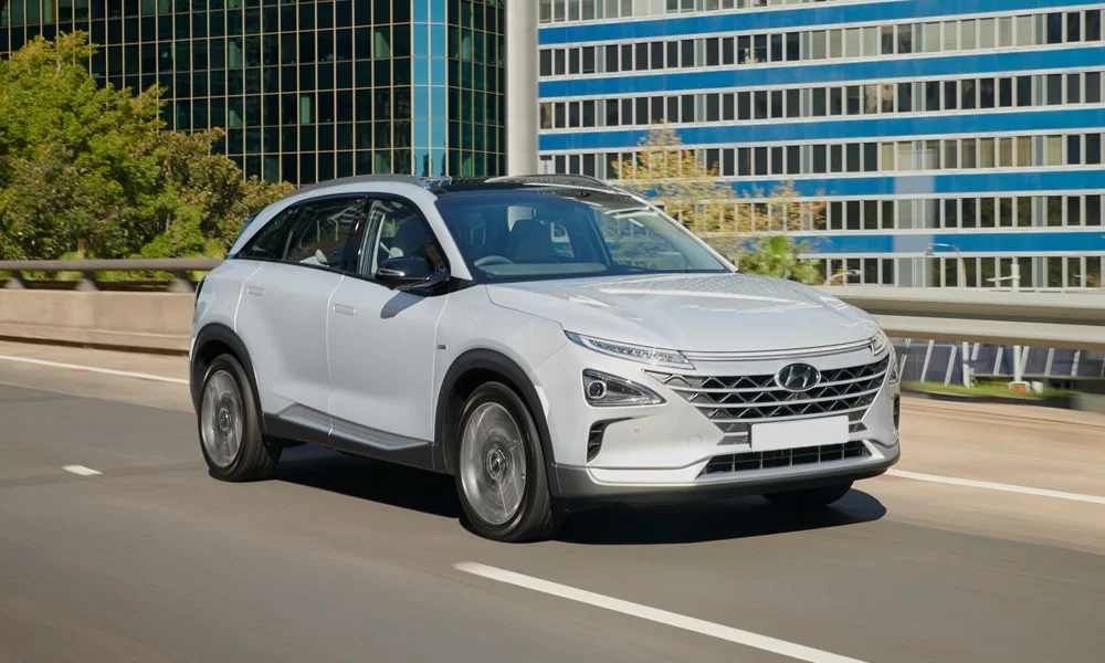 Фото Hyundai NEXO (2024) — вид спереди, фото 3. Передок в белом исполнении — крупная светотехника и выразительный бампер Hyundai NEXO (2024) — вид спереди, фото 3