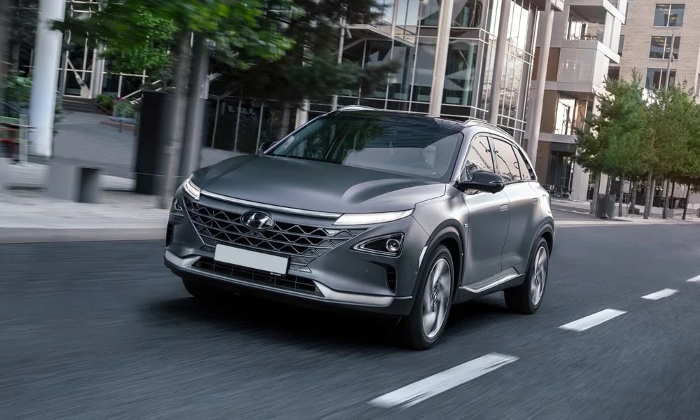 Фото Hyundai NEXO (2024) — вид спереди, фото 5. Анфас: пропорции капота, посадка кузова и графика ходовых огней. Дневные ходовые огни включаются автоматически с запуском Hyundai NEXO (2024) — вид спереди, фото 5