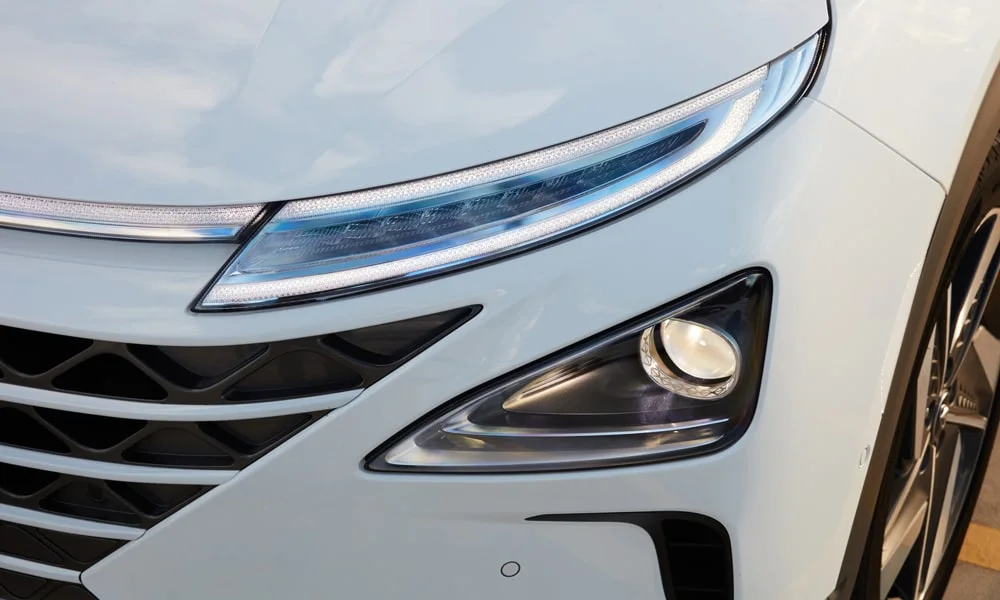 Фото Hyundai NEXO (2024) — передняя оптика. Начинка фары: модули ближнего и дальнего света, ходовые огни. Автоматический дальний свет сам переключается при встречном разъезде — есть у ряда версий Hyundai NEXO (2024) — передняя оптика