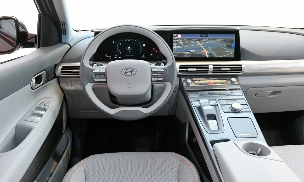 Фото Hyundai NEXO (2024) — интерьер. Общий план салона: архитектура панели, консоль и кресла. Уровень отделки читается по стыкам панелей и мягким поверхностям в зонах касания Hyundai NEXO (2024) — интерьер