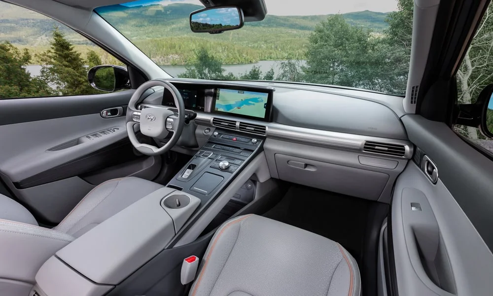 Фото Hyundai NEXO (2024) — интерьер, фото 3. Общий план салона: посадка, материалы и организация пространства в светло-серой гамме. Уровень отделки читается по стыкам панелей и мягким поверхностям в зонах касания Hyundai NEXO (2024) — интерьер, фото 3