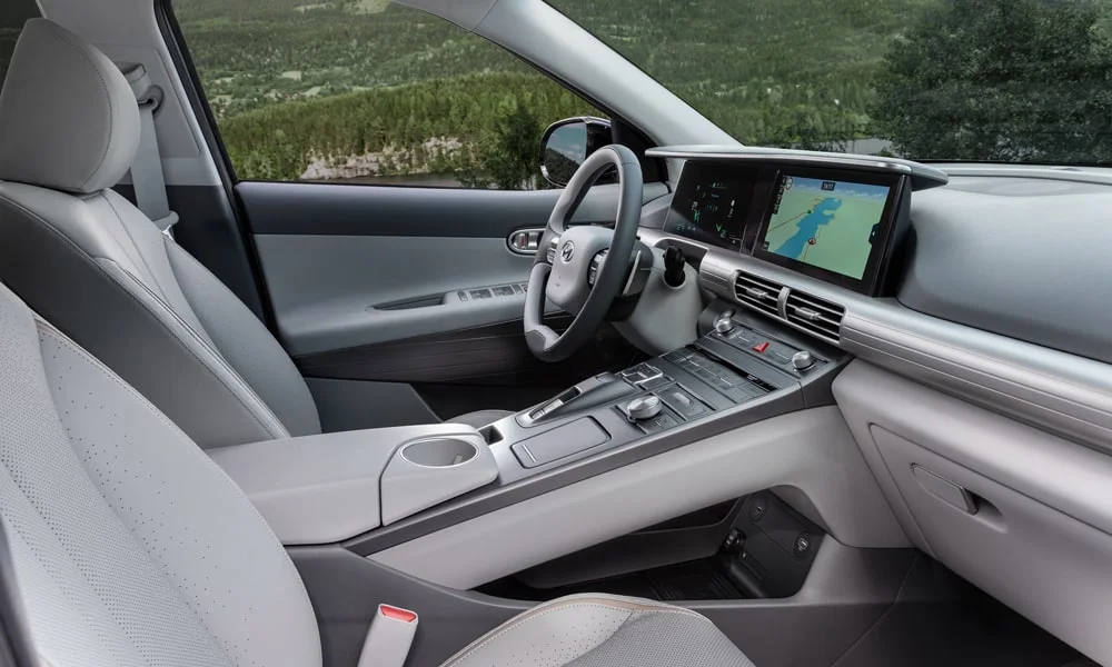 Фото Hyundai NEXO (2024) — интерьер, фото 4. Общий план салона: архитектура панели, консоль и кресла. Светлая гамма зрительно расширяет салон, тёмная — практичнее в уходе Hyundai NEXO (2024) — интерьер, фото 4