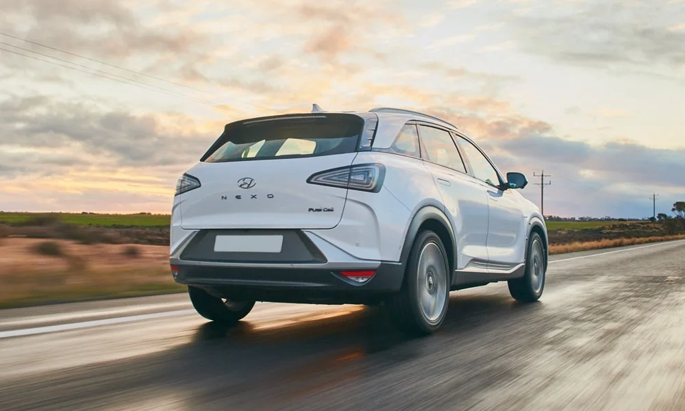 Фото Hyundai NEXO (2024) — вид сзади, фото 4. Линия крыши, стойки и задняя дверь в белом исполнении. Насадки выхлопа или их имитация внизу бампера различают версии Hyundai NEXO (2024) — вид сзади, фото 4