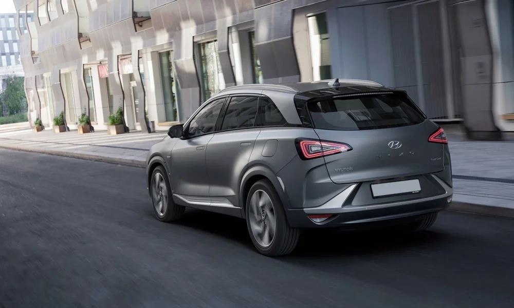 Фото Hyundai NEXO (2024) — вид сзади, фото 5. Линия крыши, стойки и задняя дверь в сером исполнении. Светодиодная полоса или раздельные секции — задняя оптика стала главным украшением кормы Hyundai NEXO (2024) — вид сзади, фото 5