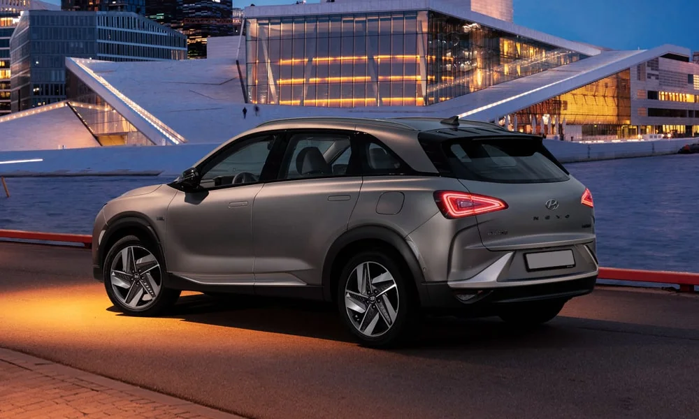 Фото Hyundai NEXO (2024) — вид сзади, фото 6. Графика фонарей, бампер и оформление пятой двери. Светодиодная полоса или раздельные секции — задняя оптика стала главным украшением кормы Hyundai NEXO (2024) — вид сзади, фото 6