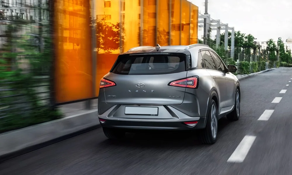 Фото Hyundai NEXO (2024) — вид сзади, фото 7. Графика фонарей, бампер и оформление пятой двери. Светодиодная полоса или раздельные секции — задняя оптика стала главным украшением кормы Hyundai NEXO (2024) — вид сзади, фото 7