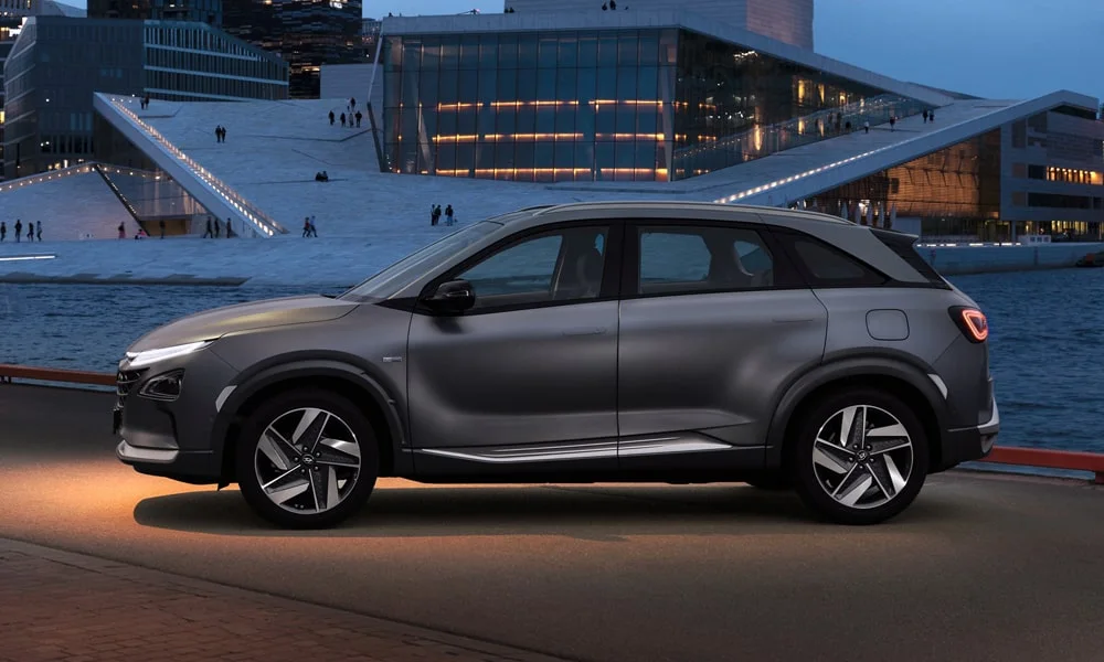 Фото Hyundai NEXO (2024) — вид сбоку, фото 2. Профиль кузова: колёсная база, свесы и линия остекления. Хромированные или чёрные молдинги окон отличают комплектации Hyundai NEXO (2024) — вид сбоку, фото 2