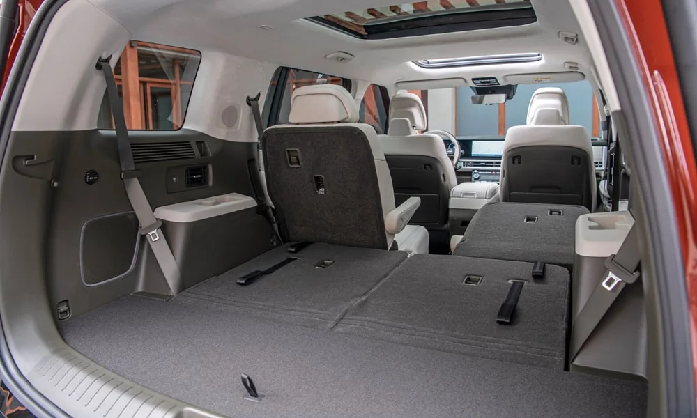 Фото Hyundai Santa Fe (2024) — багажник, фото 3. Грузовой отсек с открытой дверью: погрузочная высота и ширина проёма. Под полом обычно размещены органайзер, докатка или ремкомплект Hyundai Santa Fe (2024) — багажник, фото 3
