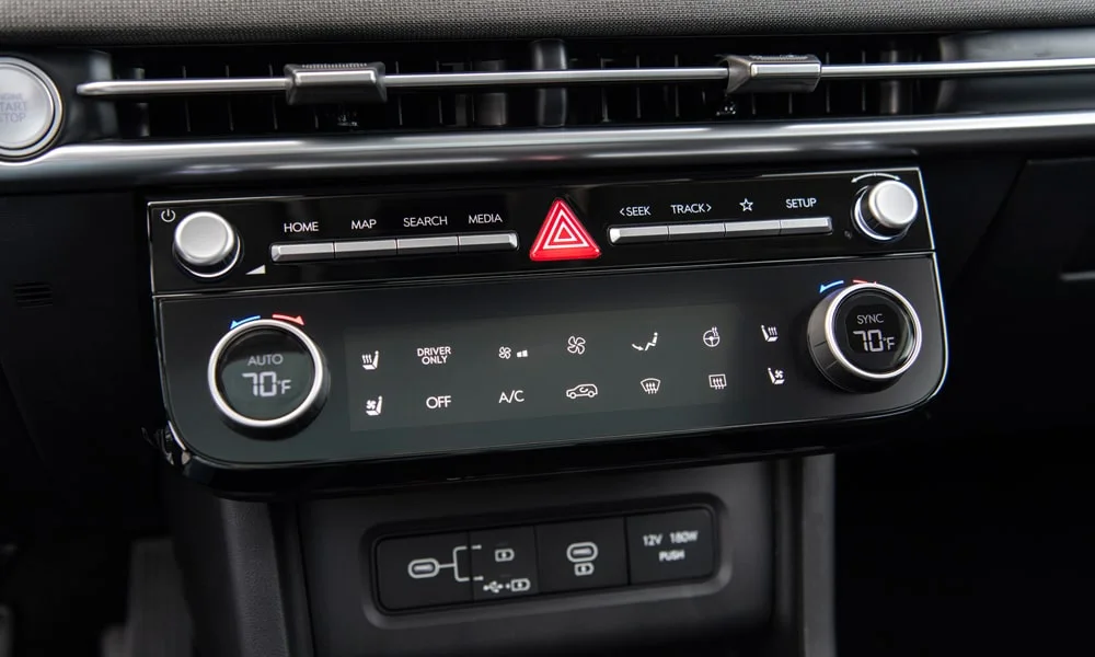 Фото Hyundai Tucson N Line (2024) — блок климат-контроля. Физические клавиши температуры и обдува. Отдельные клавиши климата удобнее сенсорных меню в движении Hyundai Tucson N Line (2024) — блок климат-контроля