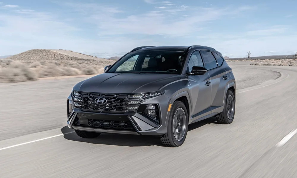 Фото Hyundai Tucson N Line (2024) — вид спереди, фото 4. Кузов в сером цвете: рисунок оптики и решётки задаёт узнаваемое «лицо» модели. Дневные ходовые огни включаются автоматически с запуском Hyundai Tucson N Line (2024) — вид спереди, фото 4