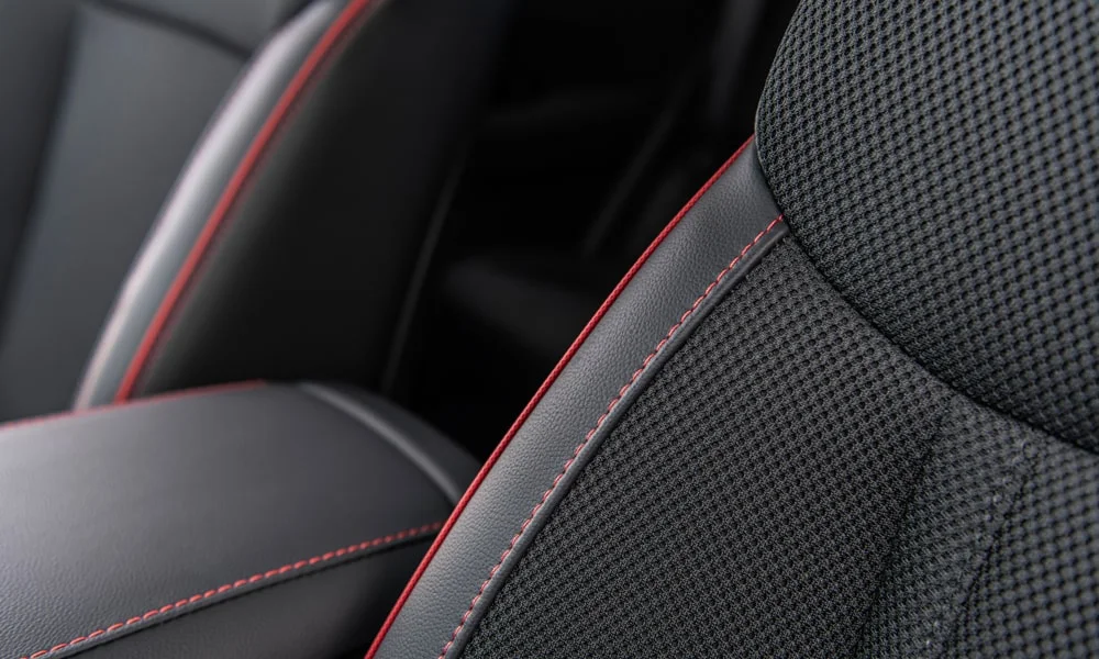Фото Hyundai Tucson N Line (2024) — передние сиденья. Водительское и пассажирское кресла: обивка из перфорированной коже, профиль с боковой поддержкой. Перфорация обивки нужна для вентиляции — функции старших комплектаций Hyundai Tucson N Line (2024) — передние сиденья