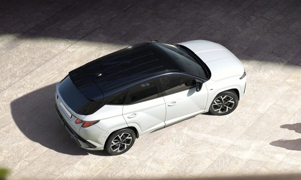Фото Hyundai Tucson N Line (2024) — крыша. Крыша сверху: остекление, рейлинги и антенна-плавник Hyundai Tucson N Line (2024) — крыша