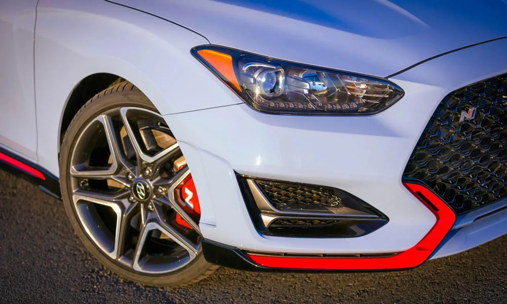 Фото Hyundai Veloster N (2024) — вид спереди, фото 11. Анфас: пропорции капота, посадка кузова и графика ходовых огней Hyundai Veloster N (2024) — вид спереди, фото 11