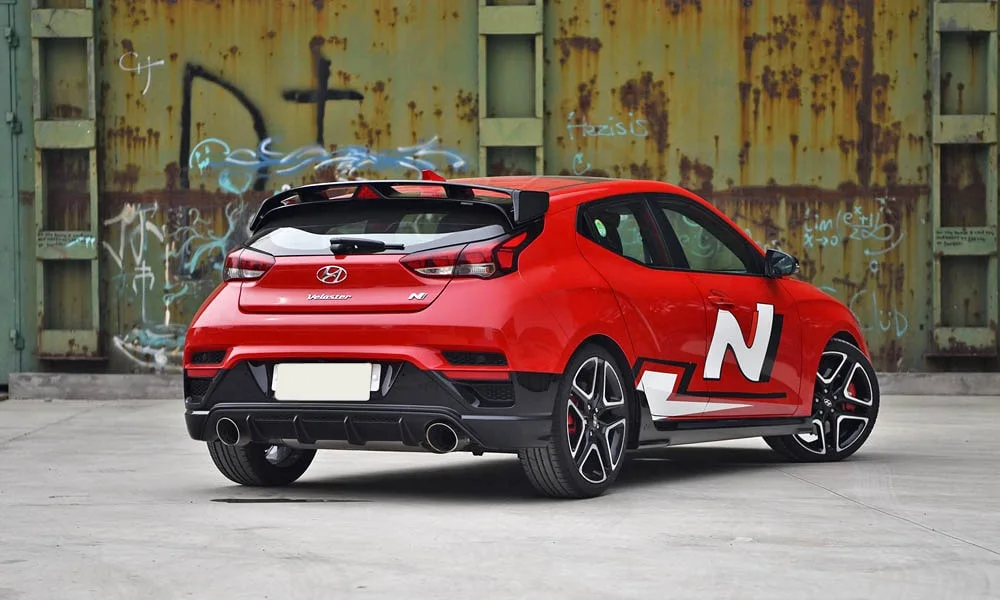 Фото Hyundai Veloster N (2024) — вид сзади, фото 3. Графика фонарей, бампер и оформление пятой двери Hyundai Veloster N (2024) — вид сзади, фото 3