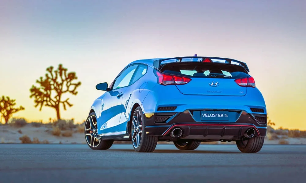 Фото Hyundai Veloster N (2024) — вид сзади, фото 7. Графика фонарей, бампер и оформление пятой двери. Светодиодная полоса или раздельные секции — задняя оптика стала главным украшением кормы Hyundai Veloster N (2024) — вид сзади, фото 7