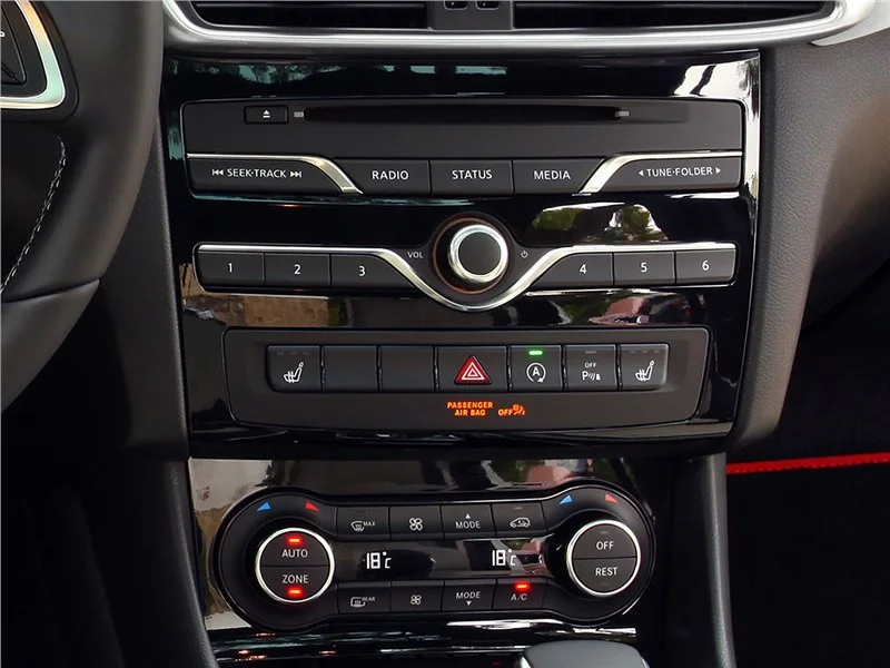 Infiniti Q30 (2015–2019), хэтчбек премиум-класса: передняя панель. Infiniti Q30 (2015–2019) — передняя панель