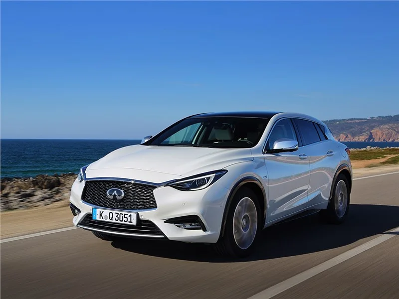 Infiniti Q30 (2015–2019), хэтчбек премиум-класса: вид спереди. Infiniti Q30 (2015–2019) — вид спереди
