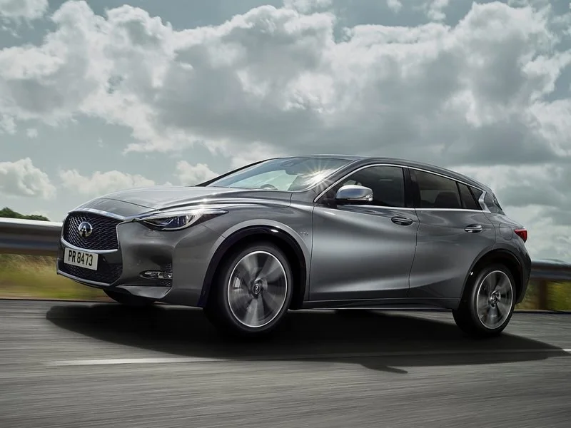 Infiniti Q30 (2015–2019), хэтчбек премиум-класса: вид спереди. Infiniti Q30 (2015–2019) — вид спереди