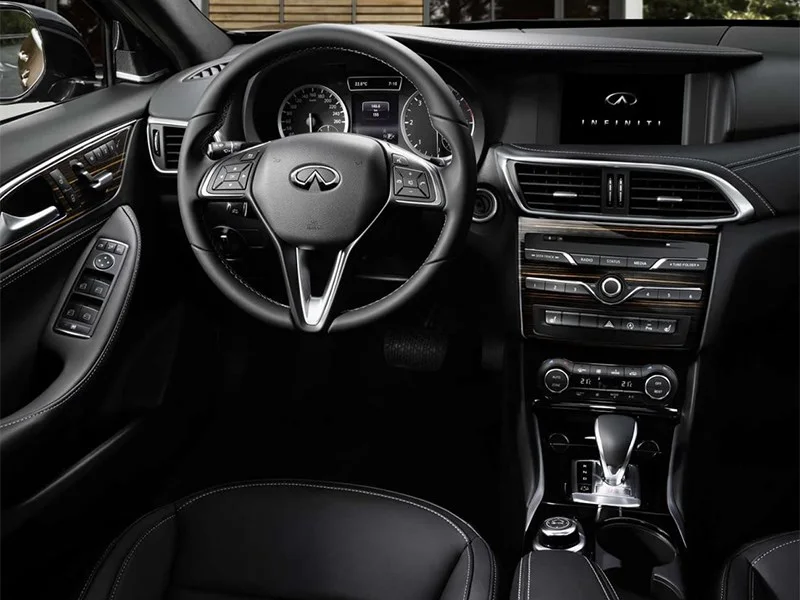 Infiniti Q30 (2015–2019), хэтчбек премиум-класса: салон. Infiniti Q30 (2015–2019) — салон