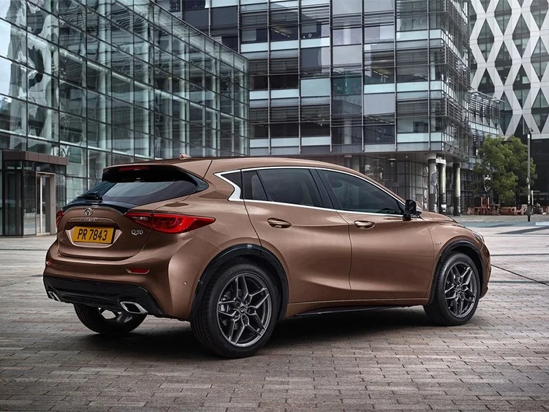 Infiniti Q30 (2015–2019), хэтчбек премиум-класса: вид сзади. Infiniti Q30 (2015–2019) — вид сзади