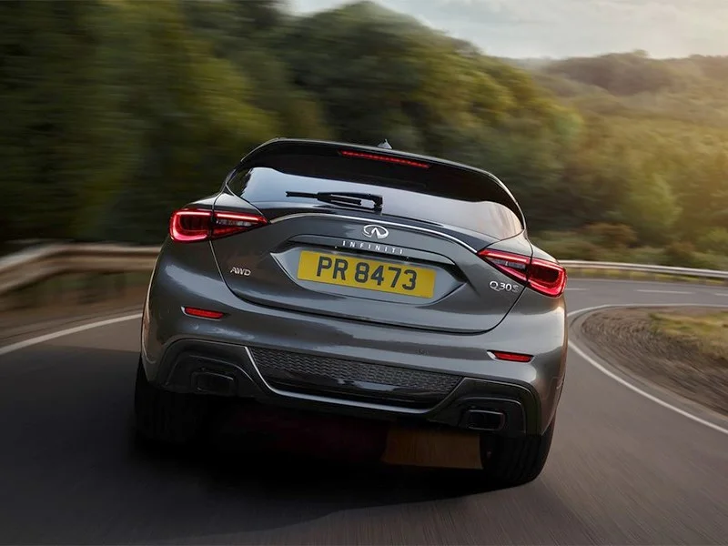 Infiniti Q30 (2015–2019), хэтчбек премиум-класса: вид сзади. Infiniti Q30 (2015–2019) — вид сзади