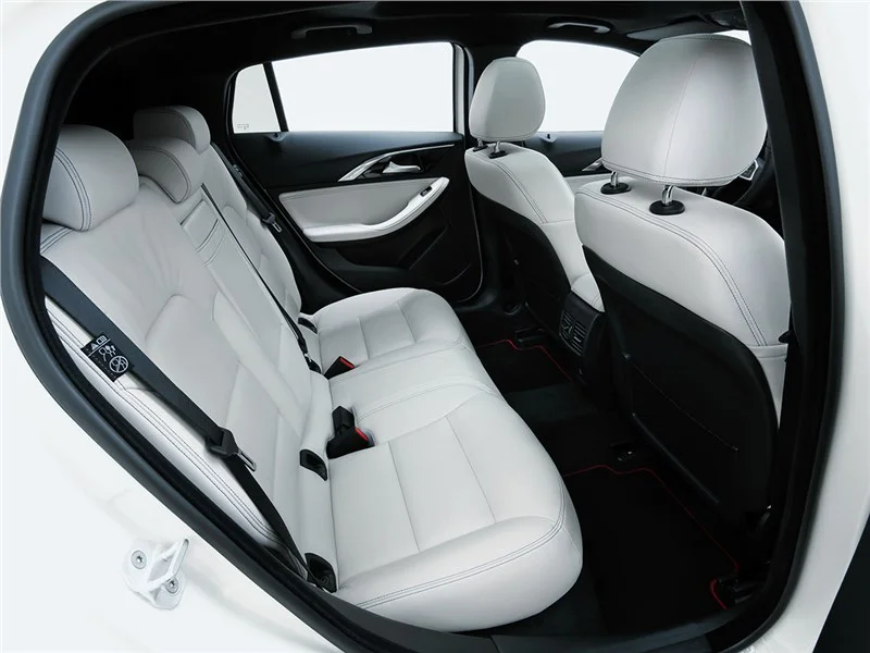 Infiniti Q30 (2015–2019), хэтчбек премиум-класса: сиденья. Infiniti Q30 (2015–2019) — сиденья