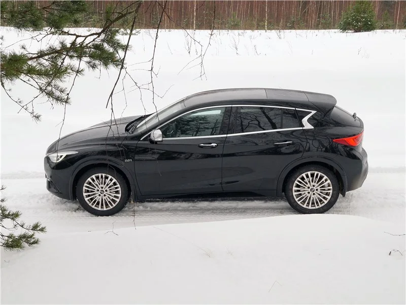 Infiniti Q30 (2015–2019), хэтчбек премиум-класса: вид сбоку. Infiniti Q30 (2015–2019) — вид сбоку