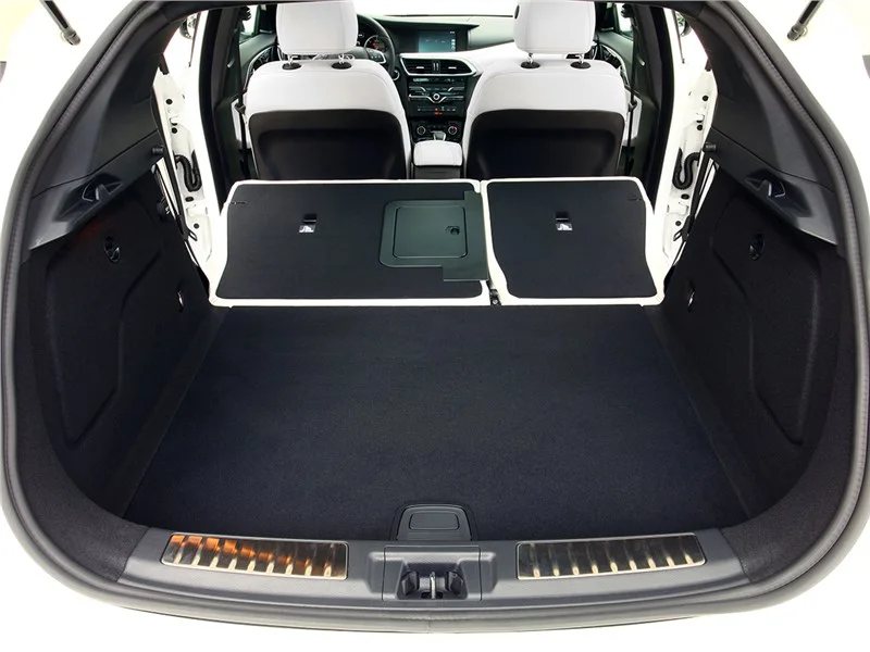 Infiniti Q30: багажник. Infiniti Q30 — багажник