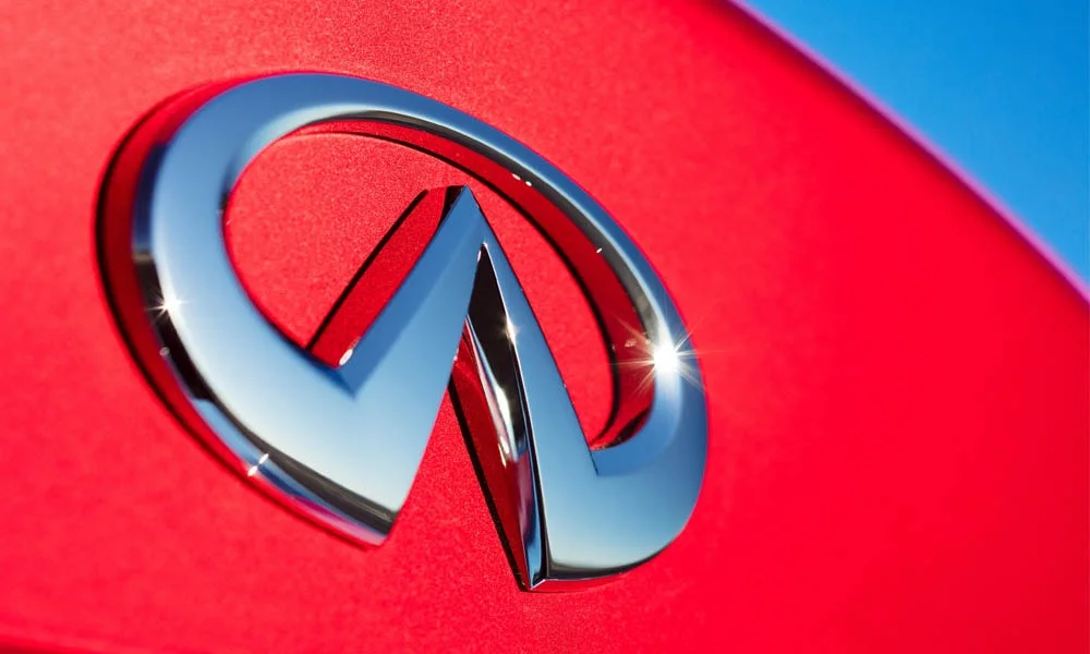 Фото Infiniti Q50 — эмблема. Логотип марки крупным планом Infiniti Q50 — эмблема