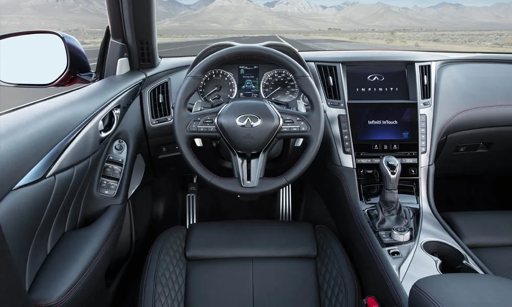 Фото Infiniti Q50 — передняя панель. Компоновка экранов, дефлекторов и консоли Infiniti Q50 — передняя панель