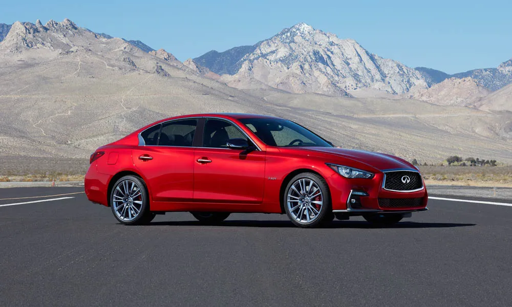Фото Infiniti Q50 — вид спереди, фото 4. Анфас: пропорции капота, посадка кузова и графика ходовых огней. Дневные ходовые огни включаются автоматически с запуском Infiniti Q50 — вид спереди, фото 4