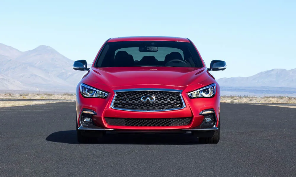Фото Infiniti Q50 — вид спереди, фото 5. Красный кузов, строгая симметрия оптики — базовый ракурс знакомства с дизайном Infiniti Q50 — вид спереди, фото 5