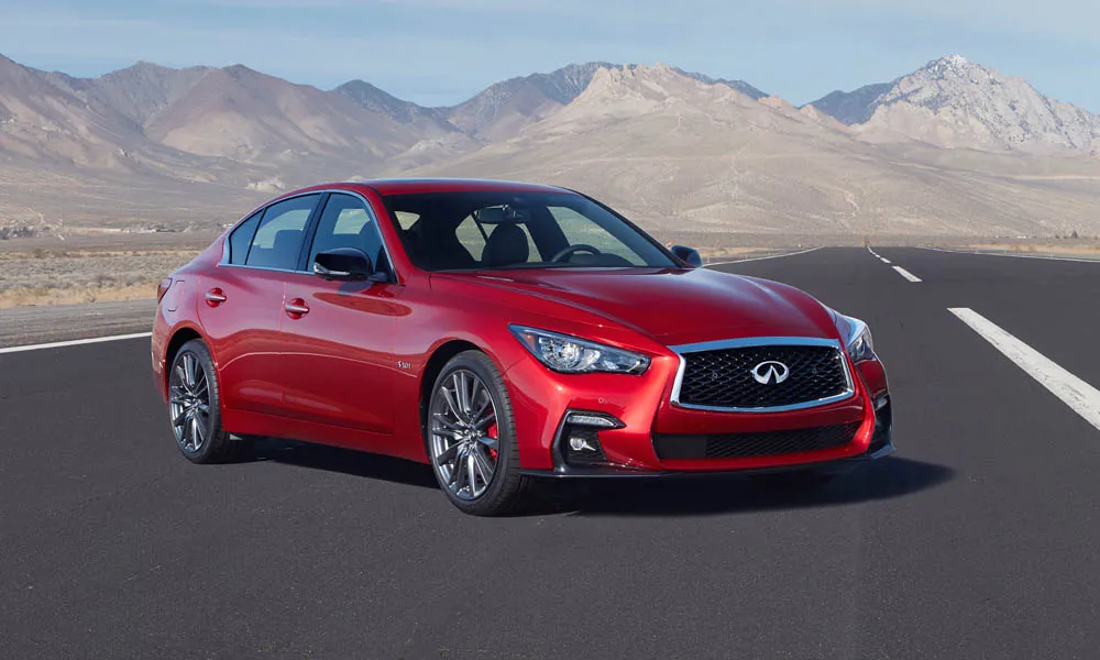 Фото Infiniti Q50 — вид спереди, фото 7. Красный кузов, строгая симметрия оптики — базовый ракурс знакомства с дизайном Infiniti Q50 — вид спереди, фото 7