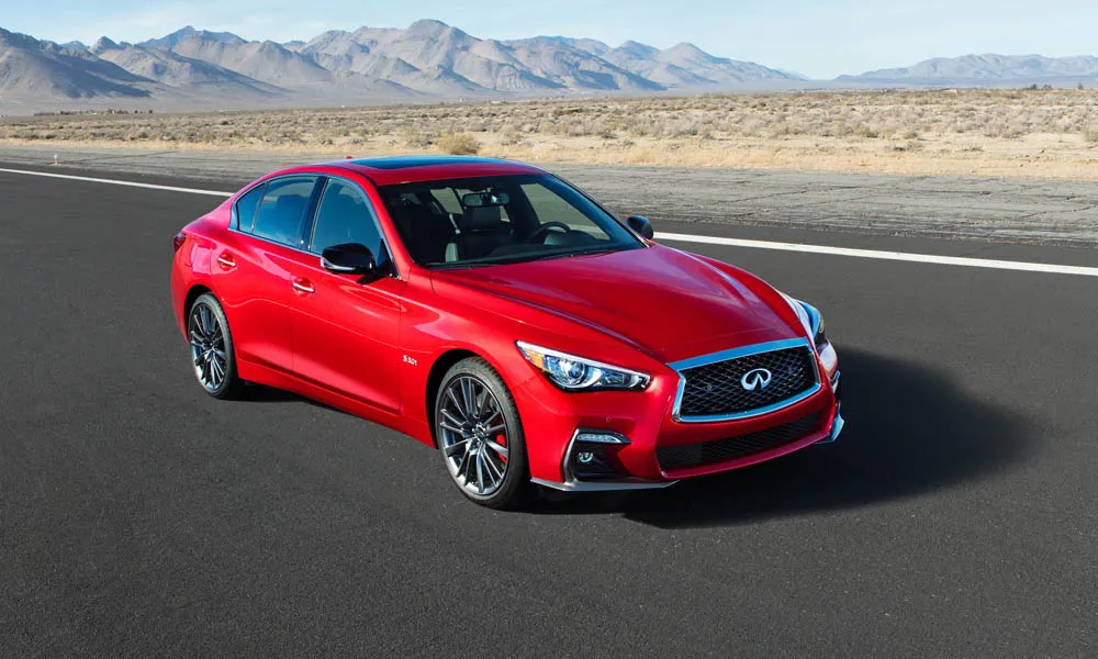 Фото Infiniti Q50 — вид спереди, фото 9. Анфас: пропорции капота, посадка кузова и графика ходовых огней. Рисунок ходовых огней — подпись модели, по нему её узнают в потоке Infiniti Q50 — вид спереди, фото 9