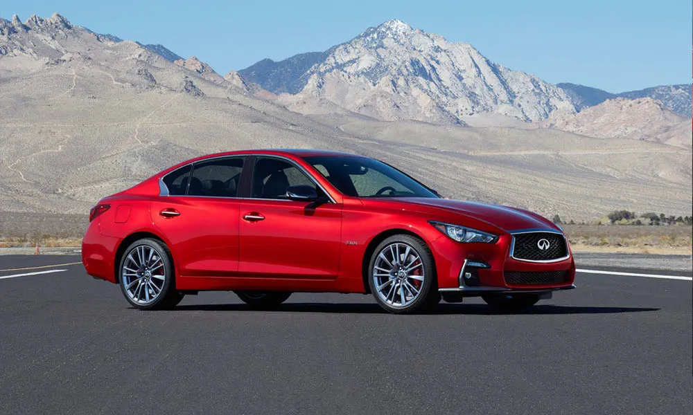 Фото Infiniti Q50 — вид спереди, фото 10. Кузов в красном цвете: рисунок оптики и решётки задаёт узнаваемое «лицо» модели. Дневные ходовые огни включаются автоматически с запуском Infiniti Q50 — вид спереди, фото 10