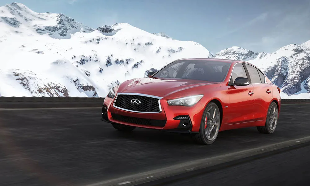 Фото Infiniti Q50 — вид спереди, фото 11. Анфас: пропорции капота, посадка кузова и графика ходовых огней Infiniti Q50 — вид спереди, фото 11