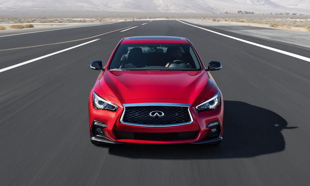 Фото Infiniti Q50 — вид спереди, фото 12. Анфас: пропорции капота, посадка кузова и графика ходовых огней Infiniti Q50 — вид спереди, фото 12