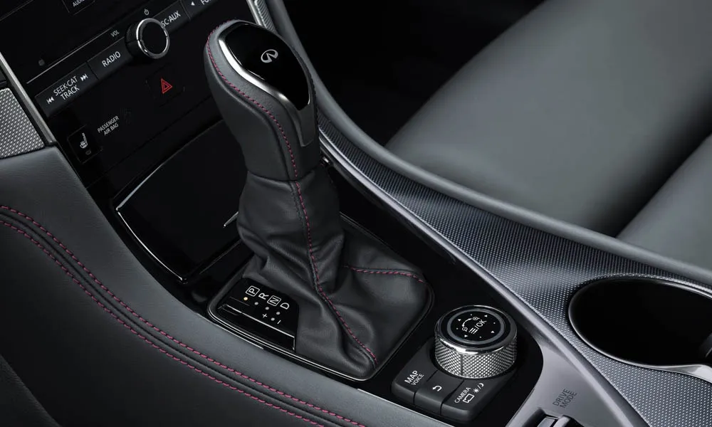 Фото Infiniti Q50 — селектор коробки передач. Управление коробкой: компактный селектор освобождает место на тоннеле Infiniti Q50 — селектор коробки передач