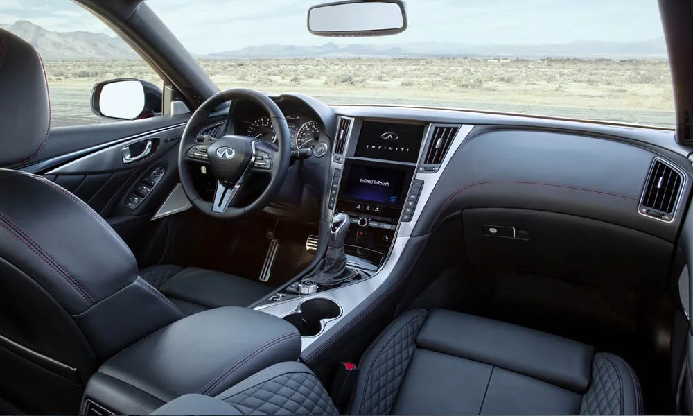 Фото Infiniti Q50 — интерьер. Общий план салона: архитектура панели, консоль и кресла Infiniti Q50 — интерьер