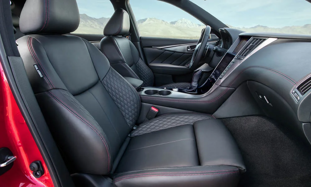 Фото Infiniti Q50 — интерьер, фото 2. Общий план салона: архитектура панели, консоль и кресла. Уровень отделки читается по стыкам панелей и мягким поверхностям в зонах касания Infiniti Q50 — интерьер, фото 2