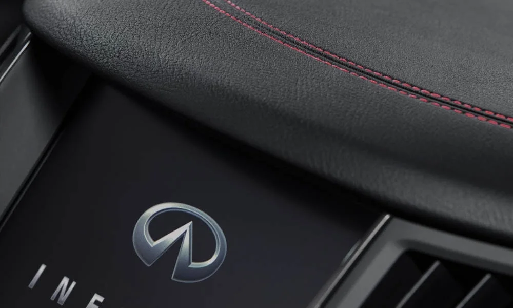 Фото Infiniti Q50 — интерьер, фото 4. Общий план салона: архитектура панели, консоль и кресла. Уровень отделки читается по стыкам панелей и мягким поверхностям в зонах касания Infiniti Q50 — интерьер, фото 4