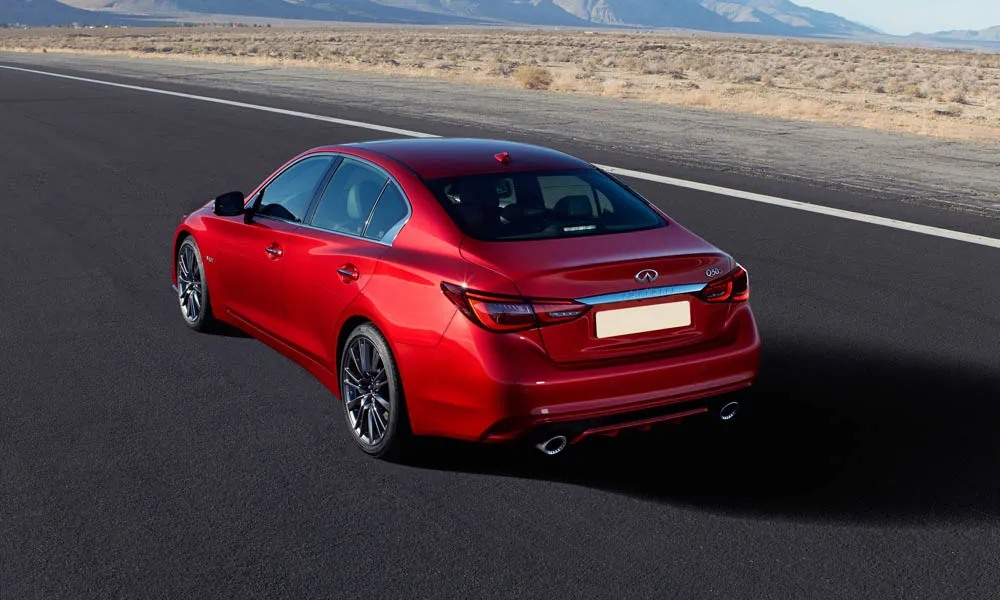 Фото Infiniti Q50 — вид сзади, фото 4. Линия крыши, стойки и задняя дверь в красном исполнении. Светодиодная полоса или раздельные секции — задняя оптика стала главным украшением кормы Infiniti Q50 — вид сзади, фото 4
