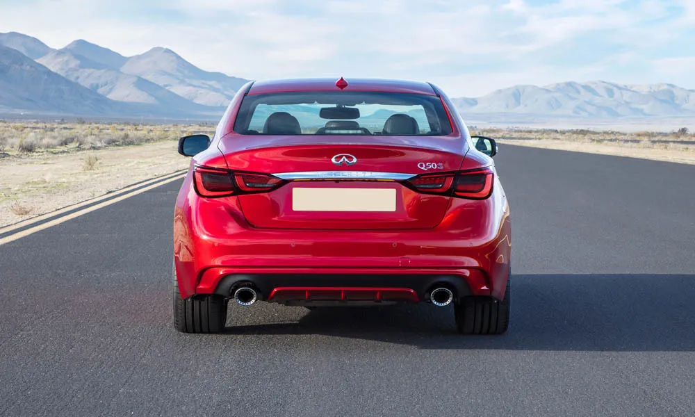 Фото Infiniti Q50 — вид сзади, фото 5. Корма в красном цвете: графика фонарей и пластика пятой двери Infiniti Q50 — вид сзади, фото 5