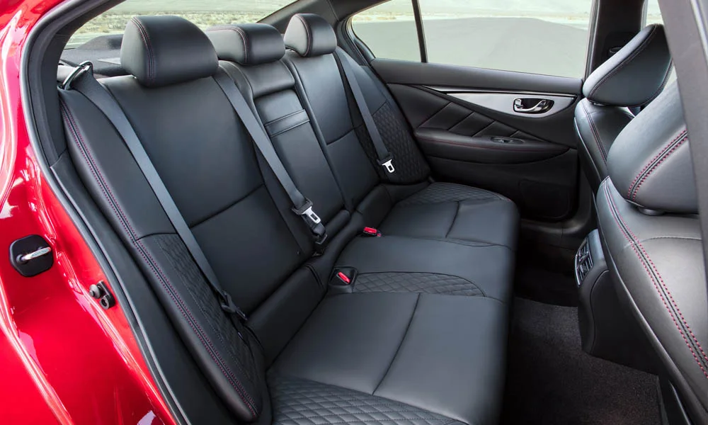Фото Infiniti Q50 — задние сиденья. Посадка второго ряда: подголовники и подлокотник Infiniti Q50 — задние сиденья