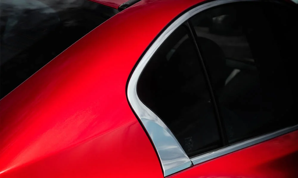Фото Infiniti Q50 — крыша. Крыша сверху: остекление, рейлинги и антенна-плавник. Рейлинги рассчитаны на поперечины для бокса или велокреплений Infiniti Q50 — крыша