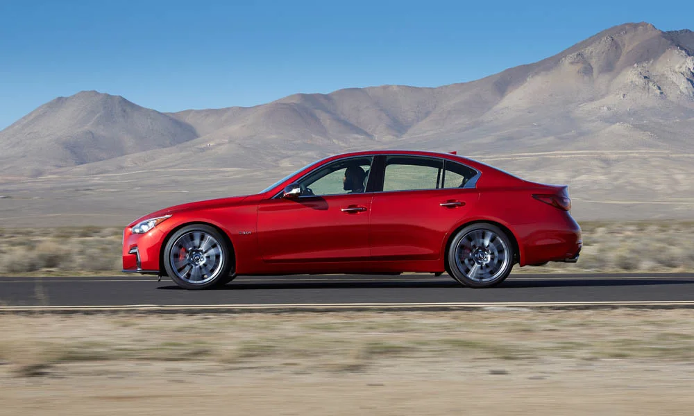 Фото Infiniti Q50 — вид сбоку, фото 4. Профиль кузова: колёсная база, свесы и линия остекления. Длинная база — простор второго ряда; короткие свесы упрощают парковку Infiniti Q50 — вид сбоку, фото 4