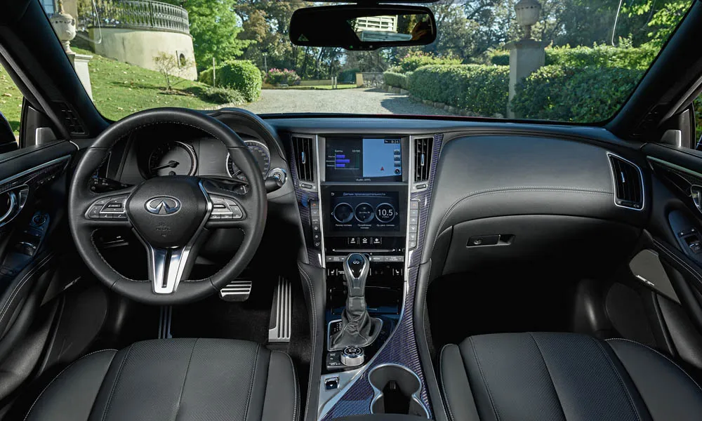 Фото Infiniti Q60 — передняя панель. Архитектура передней панели: ярусы, вставки и консоль в тёмной гамме Infiniti Q60 — передняя панель
